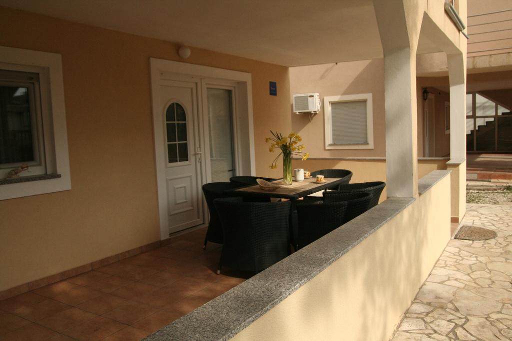 Paula Apartments Vir Exterior photo